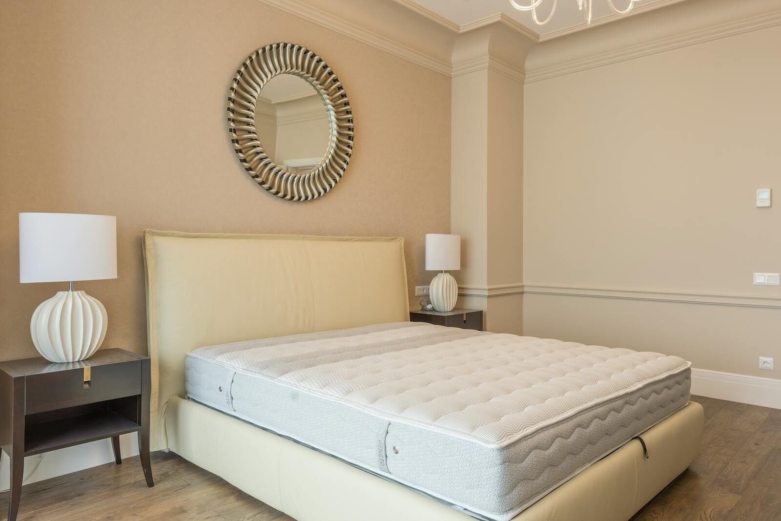Make a Table Comparing Memory Foam vs Hybrid Mattresses