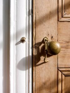how to fix loose doorknob